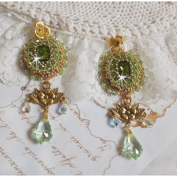 BO Garden Party bordado con cabujones verdes vintage, cristales de Swarovski, perlas y rocallas Miyuki