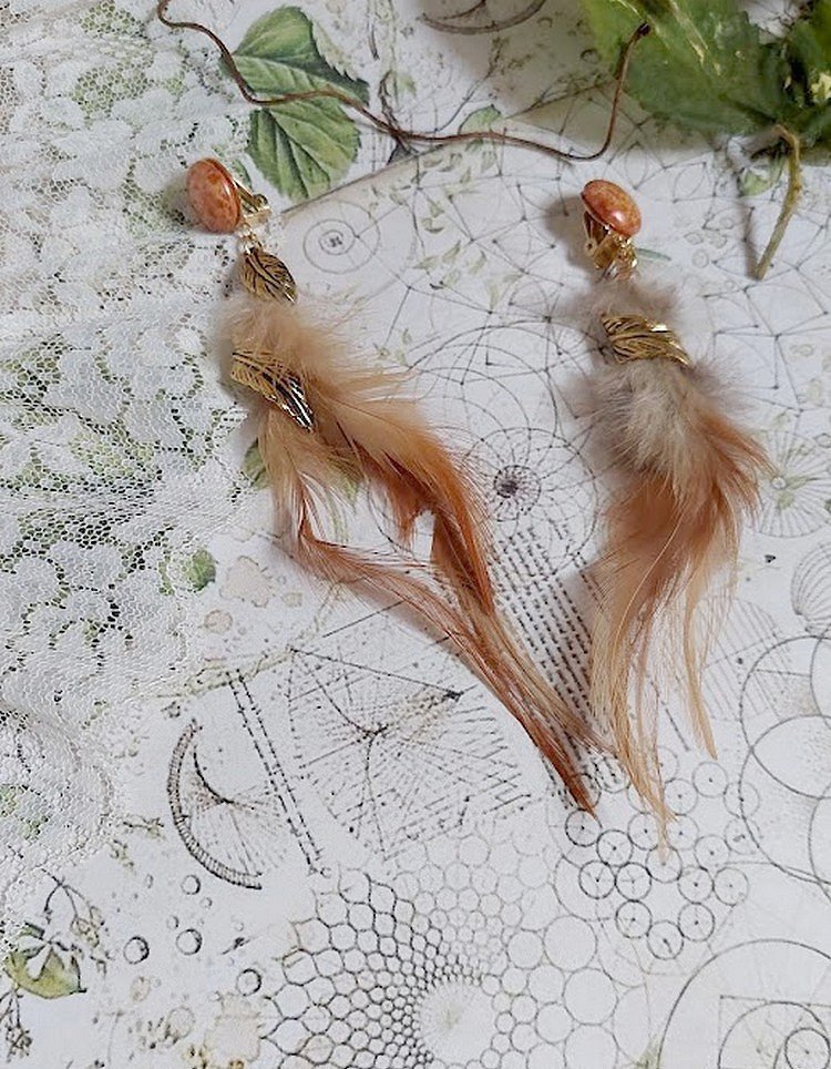 BO Grandes Plumes Ambre montées avec des plumes de Coq trois tons, breloques feuilles torsadéesl, cabochons en Verre et clips d’oreilles en laiton