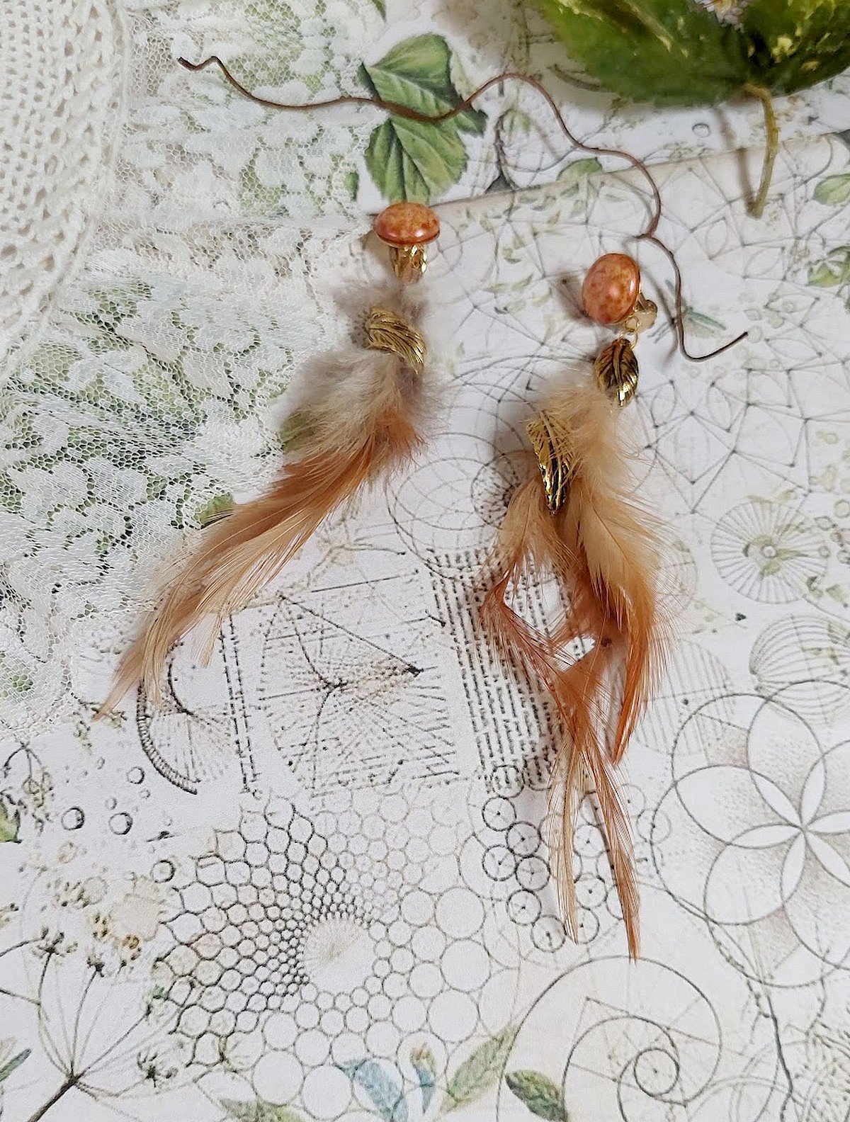 BO Grandes Plumes Ambre montées avec des plumes de Coq trois tons, breloques feuilles torsadéesl, cabochons en Verre et clips d’oreilles en laiton