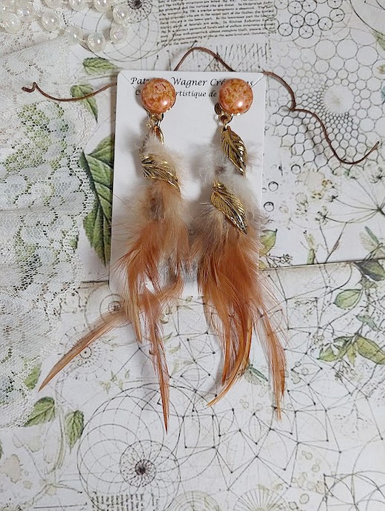 BO Grandes Plumes Ambre montées avec des plumes de Coq trois tons, breloques feuilles torsadéesl, cabochons en Verre et clips d’oreilles en laiton