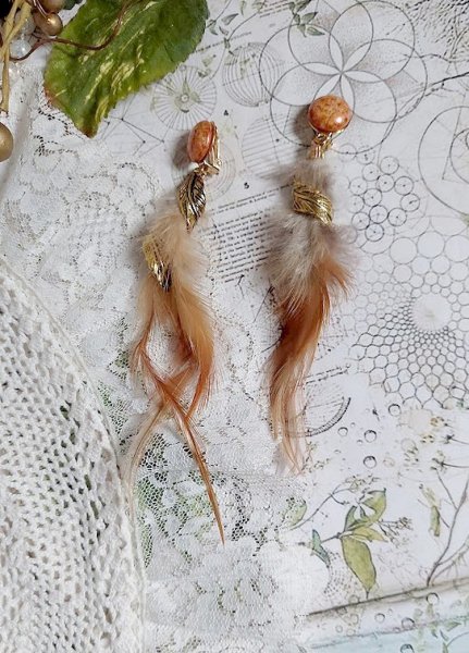 BO Grandes Plumes Ambre mont&eacute;es avec des plumes de Coq trois tons, breloques feuilles torsad&eacute;esl, cabochons en Verre et clips d&rsquo;oreilles en laiton