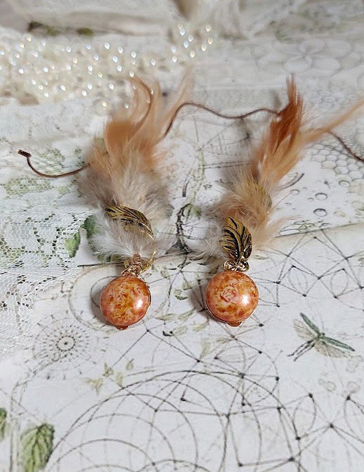 BO Grandes Plumes Ambre montées avec des plumes de Coq effet trois tons Beige, Marron et Blanc, breloques feuilles torsadées Viel Or en Métal, cabochons en Verre sur des clips d’oreill