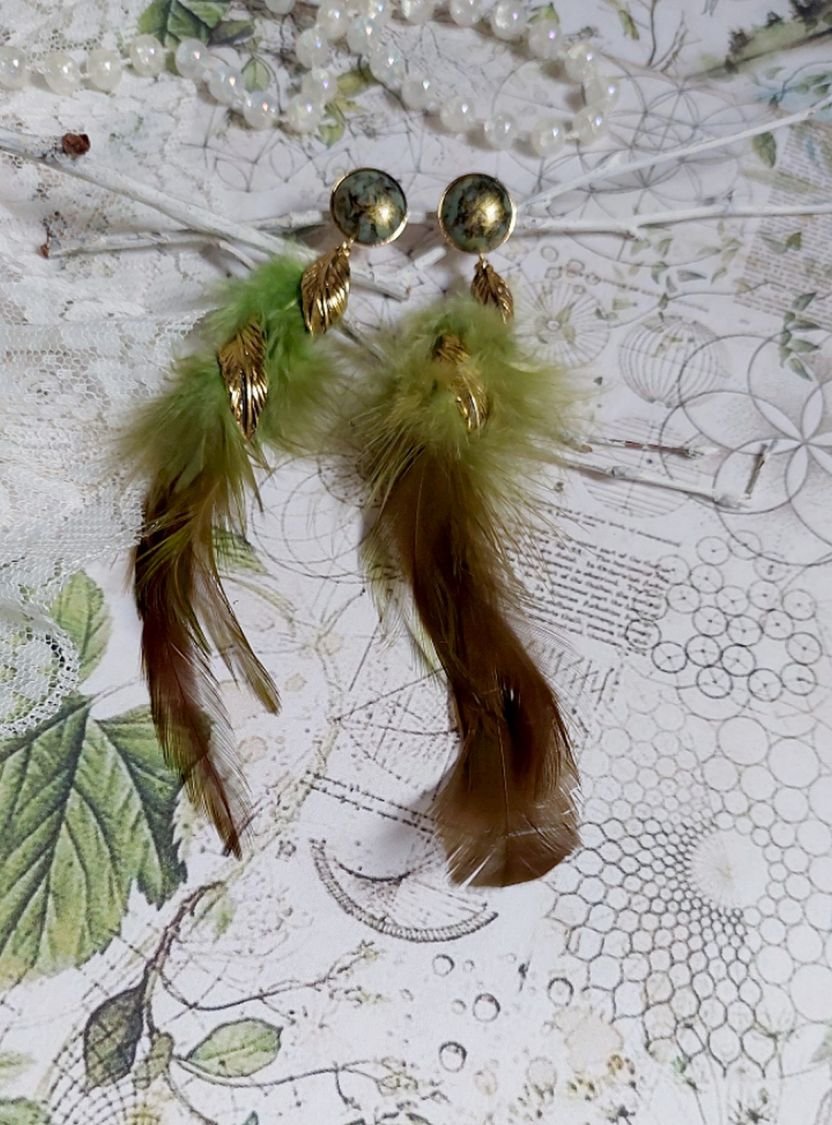 BO Grandes Plumes Vertes montées avec des plumes de Coq effet deux tons Vert et Marron, breloques feuilles torsadées Viel Or en Métal, cabochons en Verre sur des clous d’oreilles Dorés en Laiton