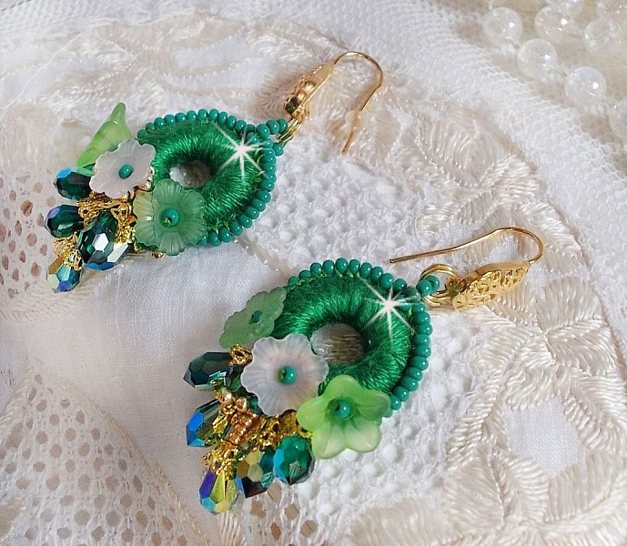 BO Green Iris bordado con algod&oacute;n DMC verde esmeralda y gotas de cristal Swarovski