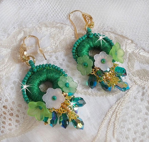BO Green Iris bordado con algod&oacute;n DMC verde esmeralda y gotas de cristal Swarovski