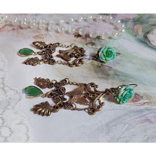 BO Green Palace creado con cristales, abalorios, sellos, cabujones de resina rosa y colgantes de cristal facetado