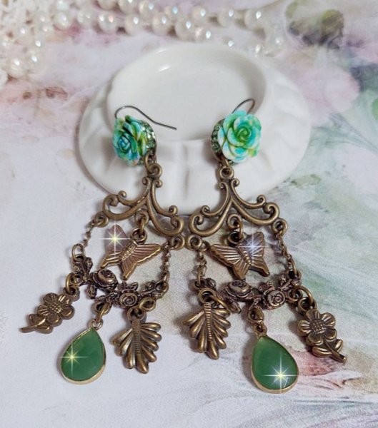 BO Green Palace creado con cristales, abalorios, sellos, cabujones de resina rosa y colgantes de cristal facetado