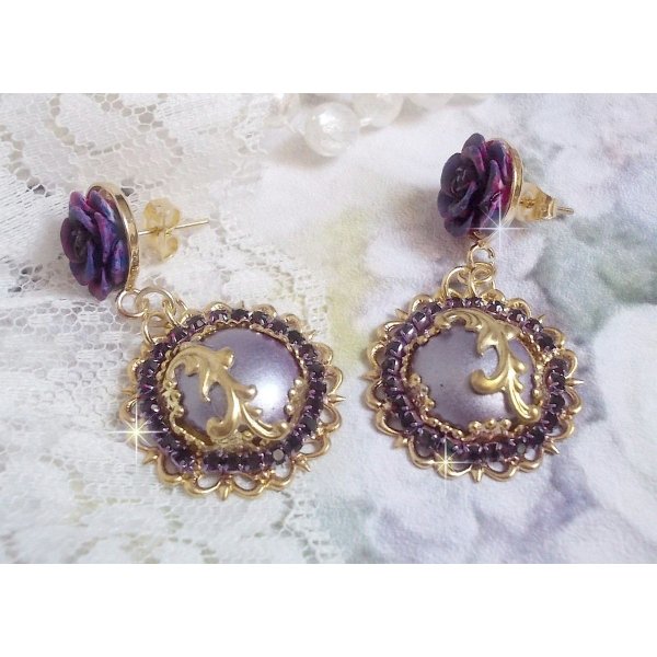 BO Illusions Merveilleuses cr&eacute;&eacute;es avec des cabochons mauve en verre, des entretoises dor&eacute;es et strass&eacute;es de couleur Am&eacute;thyste, estampes filigran&eacute;es, clous d'oreilles dor&eacute;es