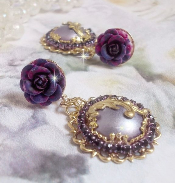 BO Illusions Merveilleuses cr&eacute;&eacute;es avec des cabochons mauve en verre, des entretoises dor&eacute;es et strass&eacute;es de couleur Am&eacute;thyste, estampes filigran&eacute;es, clous d'oreilles dor&eacute;es