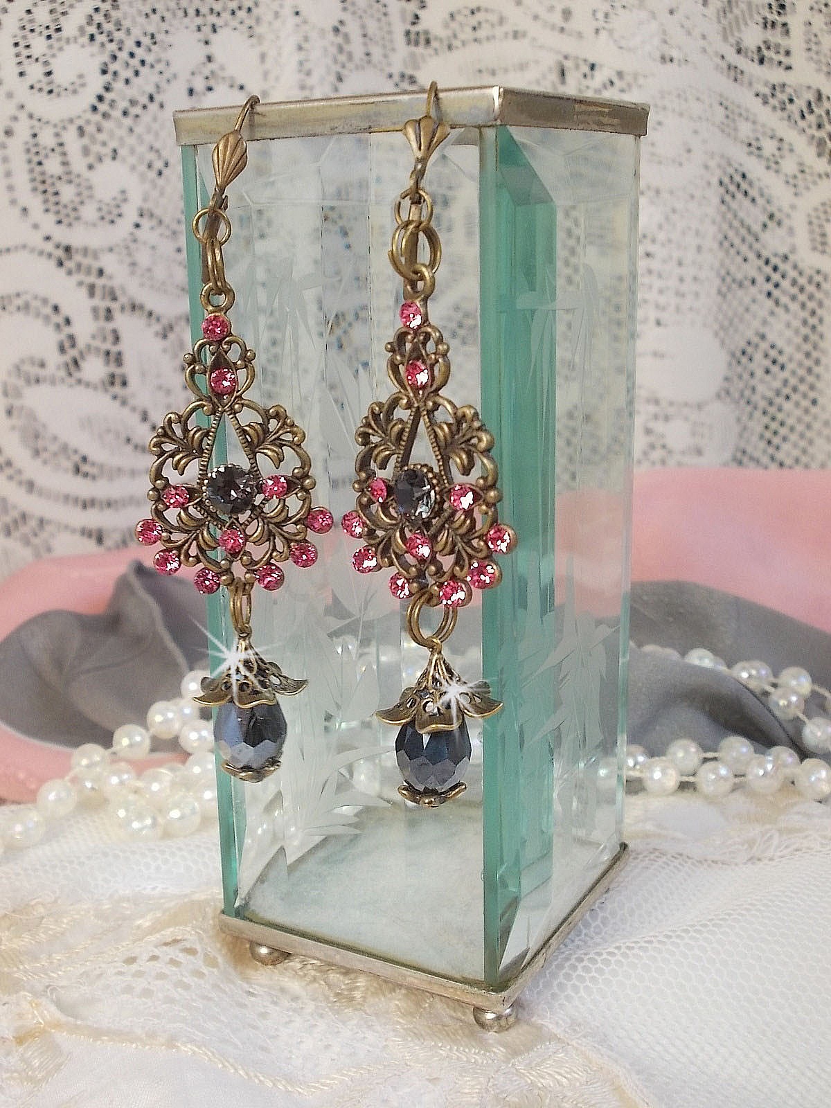 Colecci&oacute;n BO Irresistible Love con cristales de Swarovski montados en portavelas de filigrana de bronce