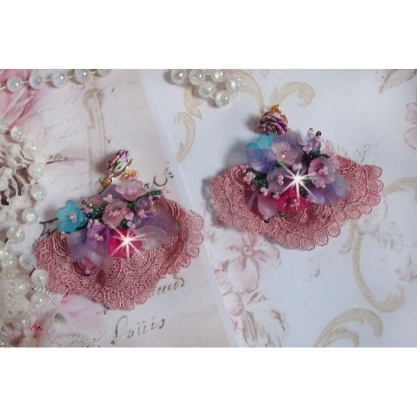 BO Jardin Po&eacute;tique brod&eacute;es sur une belle dentelle rose Antique avec des fleurs lucites et des rocailles