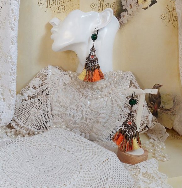 BO Kal&eacute;idoscope avec pompons multicolores, perles r&eacute;sines, pendentifs et dormeuses m&eacute;tal