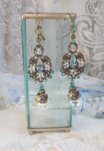 BO Dama en Azul montado con cristales de la Casa Swarovski y Zirconio con accesorios de bronce