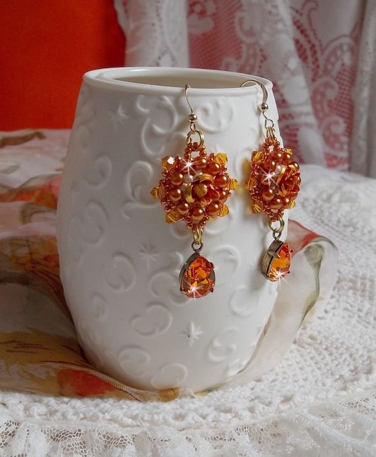 BO Lady en naranja bordado con cristales Swarovski Tangerine, cuentas de semillas y cuentas de cristal bohemio