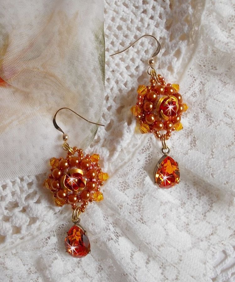 BO Lady en naranja bordado con cristales Swarovski Tangerine, cuentas de semillas y cuentas de cristal bohemio