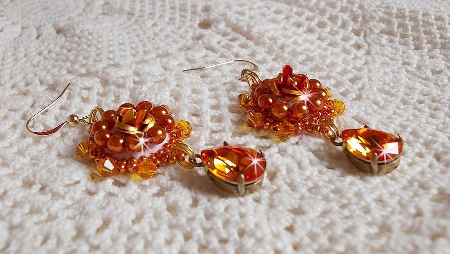 BO Lady en naranja bordado con cristales Swarovski Tangerine, cuentas de semillas y cuentas de cristal bohemio