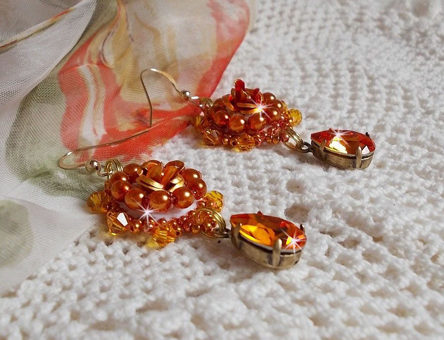 BO Lady en naranja bordado con cristales Swarovski Tangerine, cuentas de semillas y cuentas de cristal bohemio