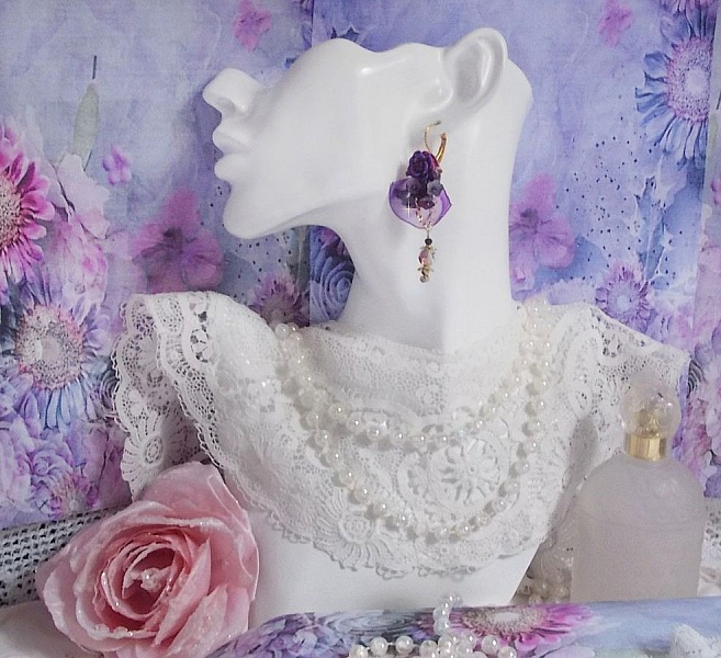 BO Lady Romantique bordado con flores de campana, cabujones de rosa, cristales PureCrystal, cadena chapada en oro y cinta de organza