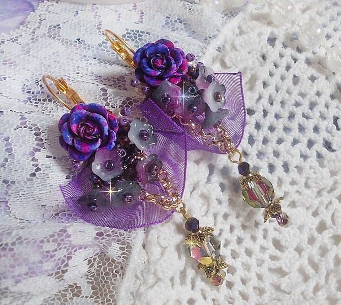 BO Lady Romantique bordado con flores de campana, cabujones de rosa, cristales PureCrystal, cadena chapada en oro y cinta de organza