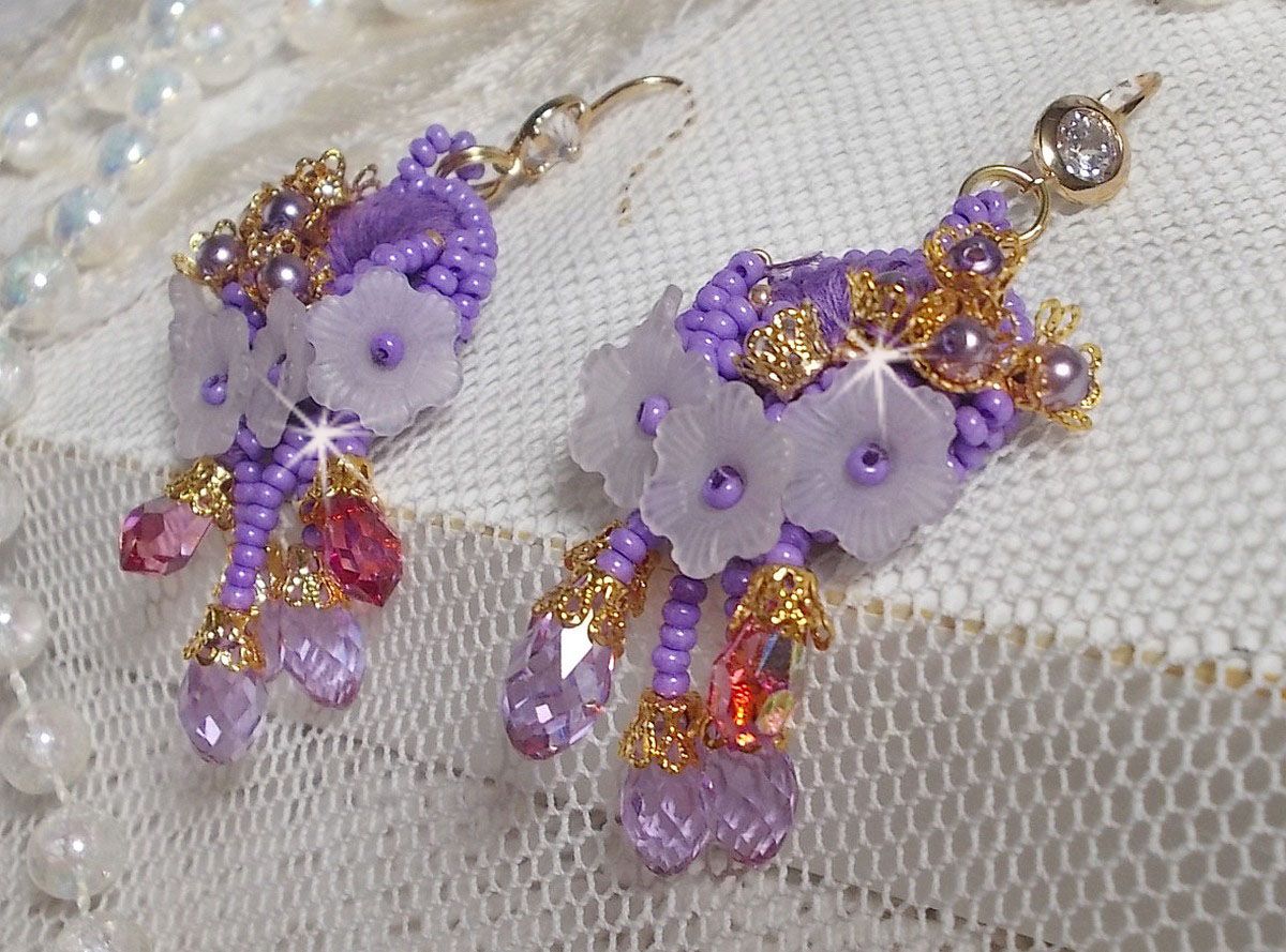 BO Laureline bordado con cristales Swarovski, algodón DMC púrpura, flores Lucite y rocallas