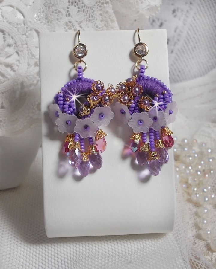 BO Laureline bordado con cristales Swarovski, algodón DMC púrpura, flores Lucite y rocallas