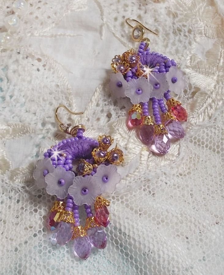 BO Laureline bordado con cristales Swarovski, algodón DMC púrpura, flores Lucite y rocallas
