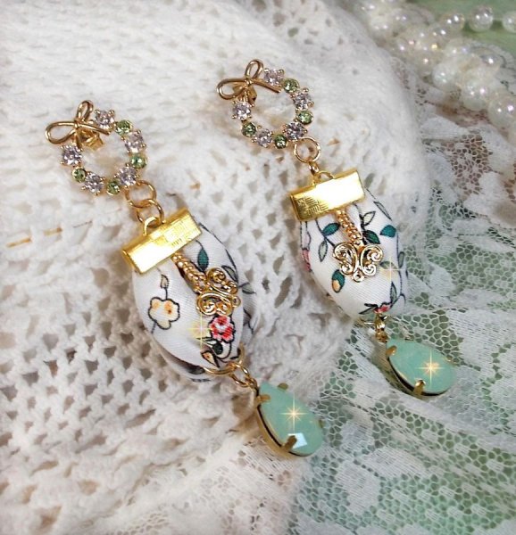 Flores BO Liberty creadas con cabujones de cristal de &oacute;palo; pendientes chapados en oro y accesorios varios