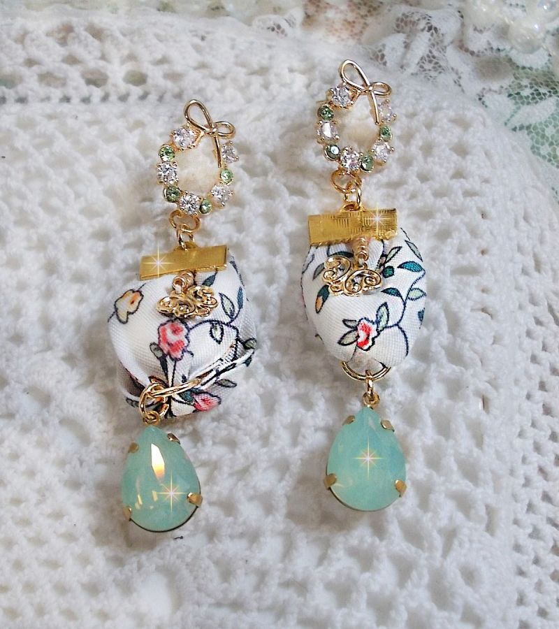 Flores BO Liberty creadas con cabujones de cristal de ópalo; pendientes chapados en oro y accesorios varios