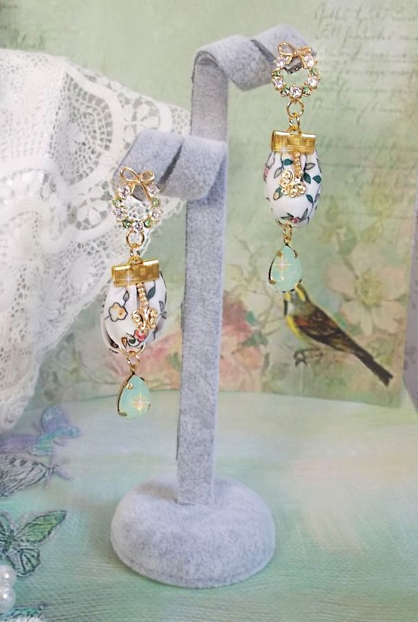 Flores BO Liberty creadas con cabujones de cristal de ópalo; pendientes chapados en oro y accesorios varios