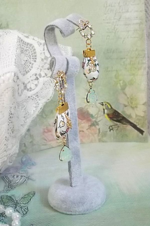 Flores BO Liberty creadas con cabujones de cristal de ópalo; pendientes chapados en oro y accesorios varios