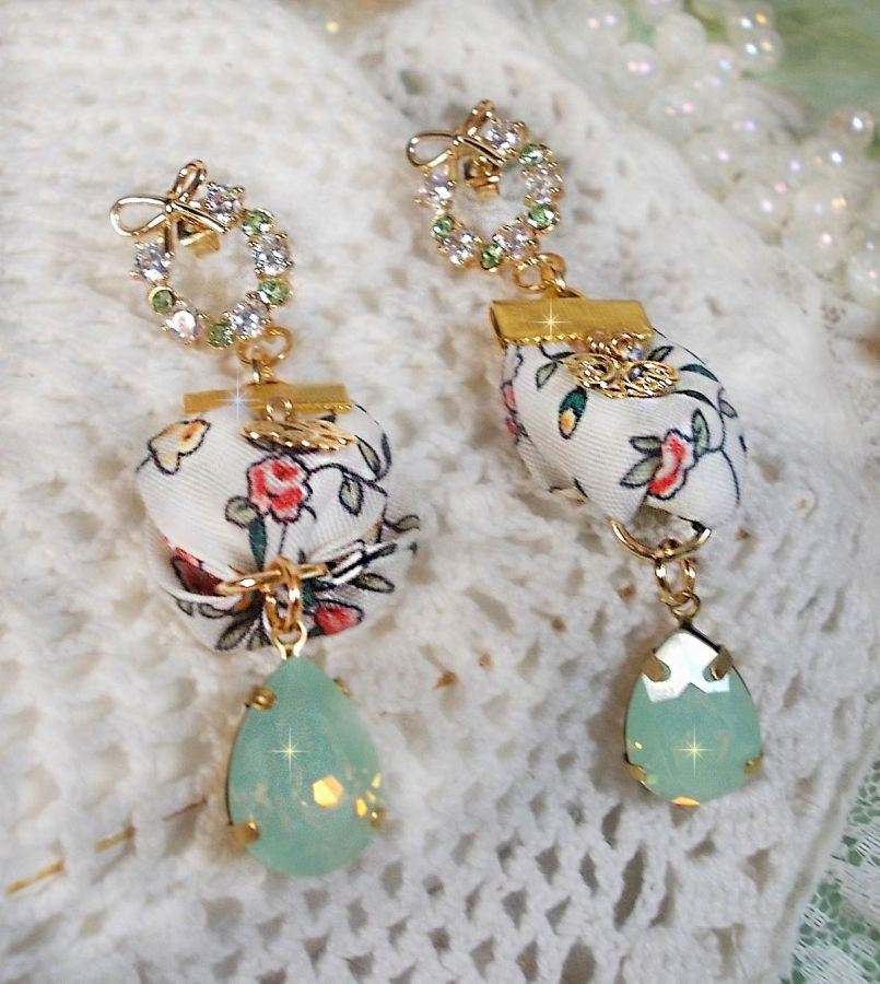 Flores BO Liberty creadas con cabujones de cristal de ópalo; pendientes chapados en oro y accesorios varios