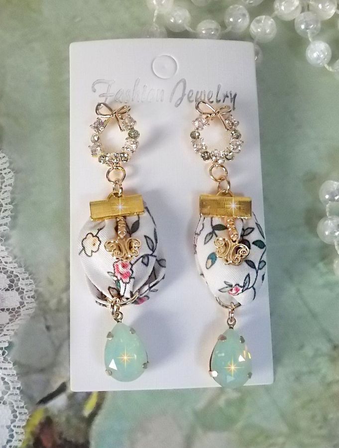 Flores BO Liberty creadas con cabujones de cristal de ópalo; pendientes chapados en oro y accesorios varios