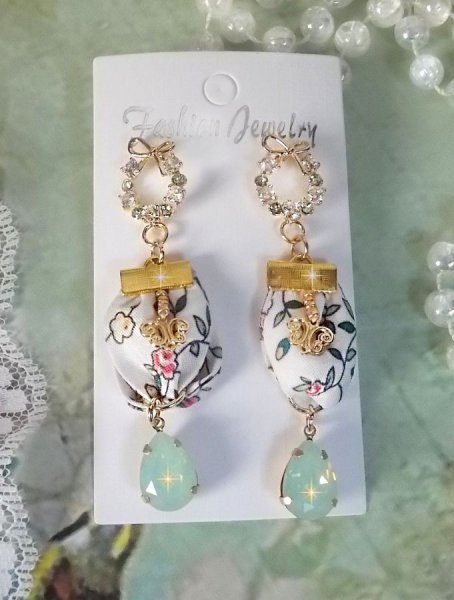Flores BO Liberty creadas con cabujones de cristal de &oacute;palo; pendientes chapados en oro y accesorios varios