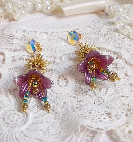 BO Lisi&egrave;re de For&ecirc;t Fleurie avec des cabochons en Cristal de Swarovski mont&eacute;s sur clous d&rsquo;oreilles en Laiton. Les toupies illuminent les breloques dentelles, coupelles, c&ocirc;nes et perles