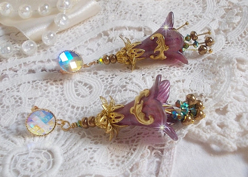 BO Lisi&egrave;re de For&ecirc;t Fleurie avec des cabochons en Cristal de Swarovski mont&eacute;s sur clous d&rsquo;oreilles en Laiton. Les toupies illuminent les breloques dentelles, coupelles, c&ocirc;nes et perles