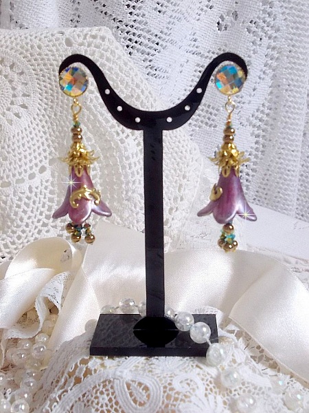 BO Lisi&egrave;re de For&ecirc;t Fleurie avec des cabochons en Cristal de Swarovski mont&eacute;s sur clous d&rsquo;oreilles en Laiton. Les toupies illuminent les breloques dentelles, coupelles, c&ocirc;nes et perles