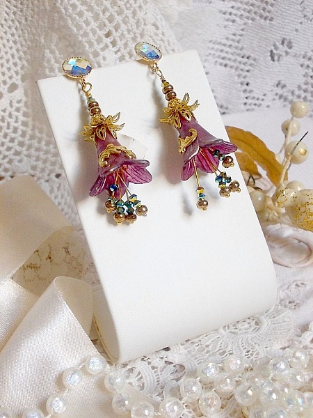 BO Lisi&egrave;re de For&ecirc;t Fleurie avec des cabochons en Cristal de Swarovski mont&eacute;s sur clous d&rsquo;oreilles en Laiton. Les toupies illuminent les breloques dentelles, coupelles, c&ocirc;nes et perles