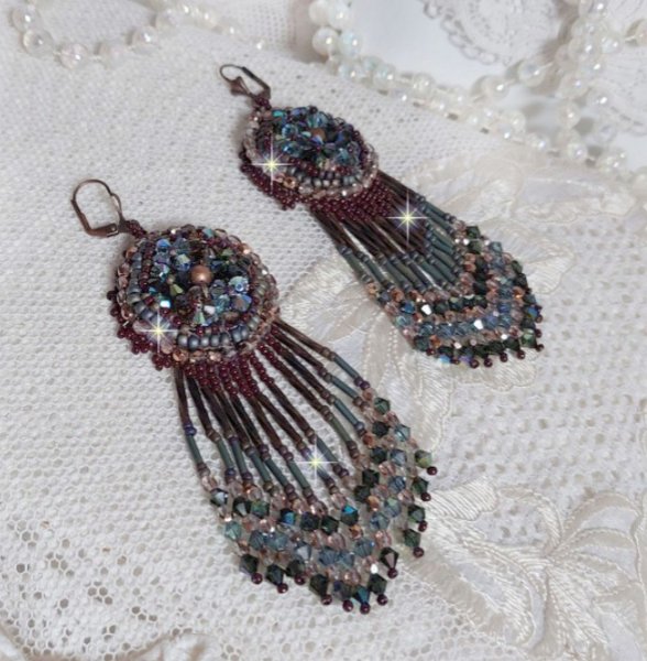 BO Picasso Marr&oacute;n Largo bordado con cristales Swarovski, facetas de cristal, bugles twist y rocailles