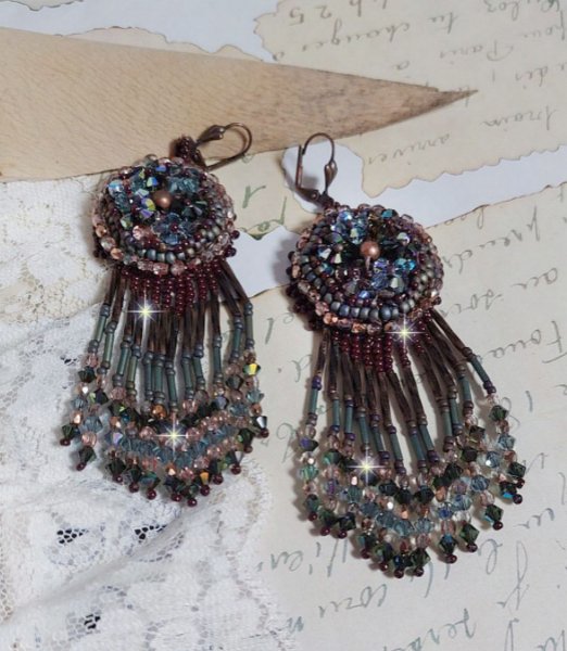 BO Picasso Marr&oacute;n Largo bordado con cristales Swarovski, facetas de cristal, bugles twist y rocailles