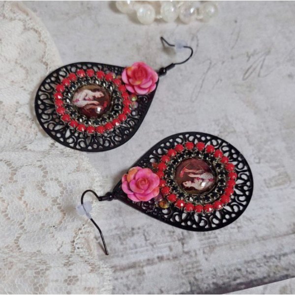 BO Look Coco creado con cabujones de lupa que representan a una mujer con su loro, colgantes de filigrana negra, cuentas de vidrio y resina