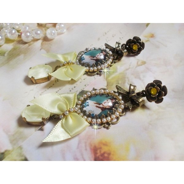 Look BO Princess creado con cabujones de princesa dama, cristales, cuentas de cristal, accesorios de bronce y lazos de sat&eacute;n amarillo.