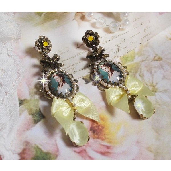 Look BO Princess creado con cabujones de princesa dama, cristales, cuentas de cristal, accesorios de bronce y lazos de sat&eacute;n amarillo.