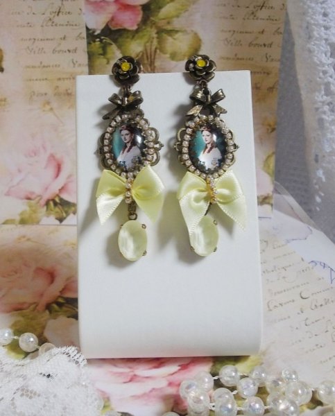 Look BO Princess creado con cabujones de princesa dama, cristales, cuentas de cristal, accesorios de bronce y lazos de sat&eacute;n amarillo.