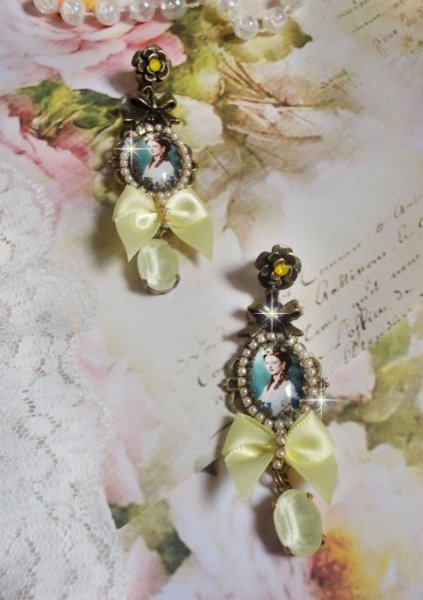 Look BO Princess creado con cabujones de princesa dama, cristales, cuentas de cristal, accesorios de bronce y lazos de sat&eacute;n amarillo.