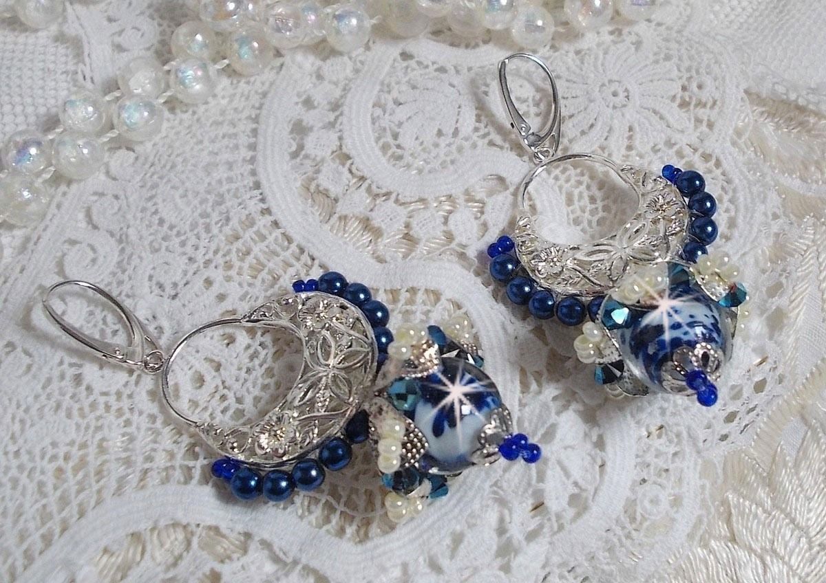 Flores de loto BO montadas con cuentas venecianas azul Capri/blanco y conectores de candelabro de media luna