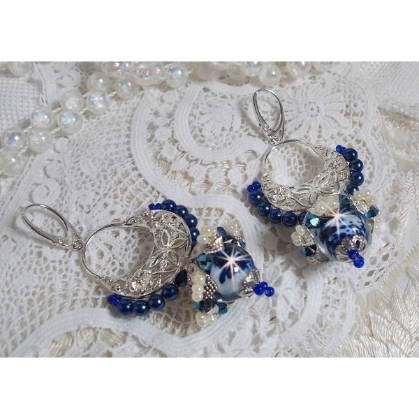 Flores de loto BO montadas con cuentas venecianas azul Capri/blanco y conectores de candelabro de media luna