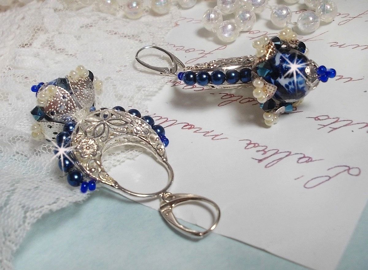 Flores de loto BO montadas con cuentas venecianas azul Capri/blanco y conectores de candelabro de media luna