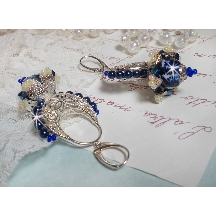 Flores de loto BO montadas con cuentas venecianas azul Capri/blanco y conectores de candelabro de media luna