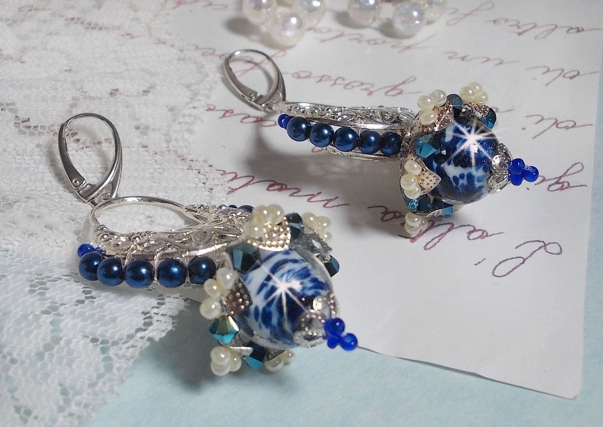 Flores de loto BO montadas con cuentas venecianas azul Capri/blanco y conectores de candelabro de media luna