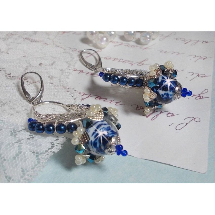 Flores de loto BO montadas con cuentas venecianas azul Capri/blanco y conectores de candelabro de media luna